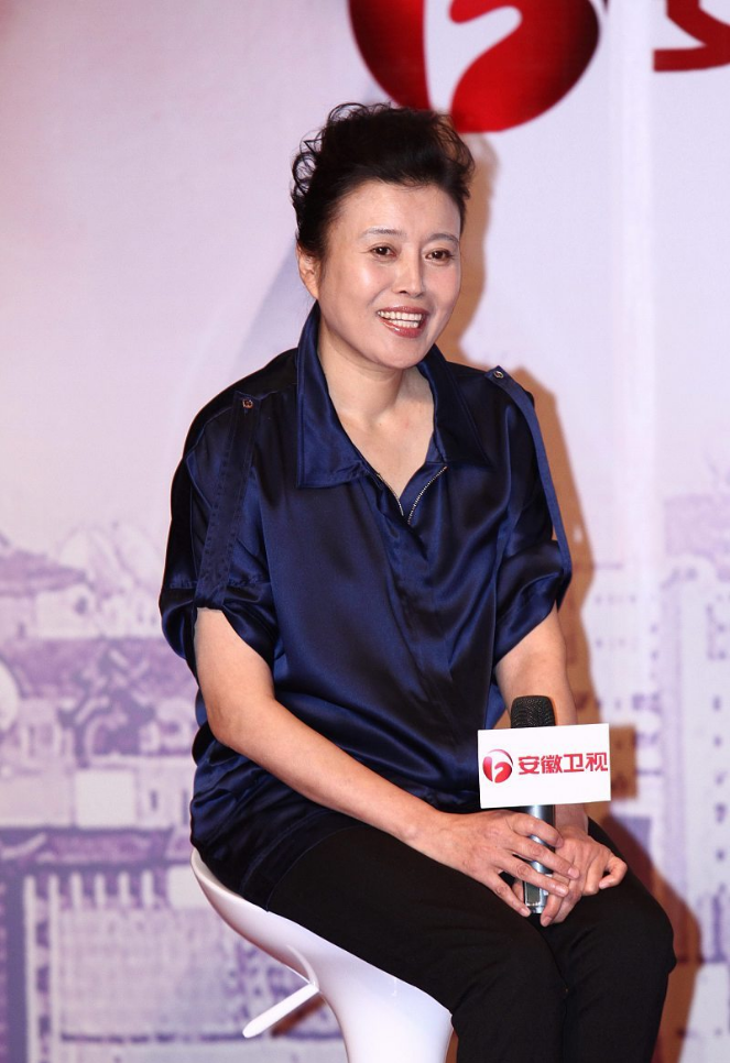 孙红雷的前妻不太会打扮自己,镜头面前也依旧很朴实,感觉挺低调