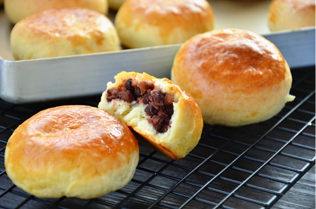 烤出来的豆沙包外皮酥脆内馅入口即化做法还不难