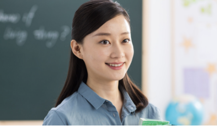 28岁的张雯,是一名人民教师,在小学当语文老师.