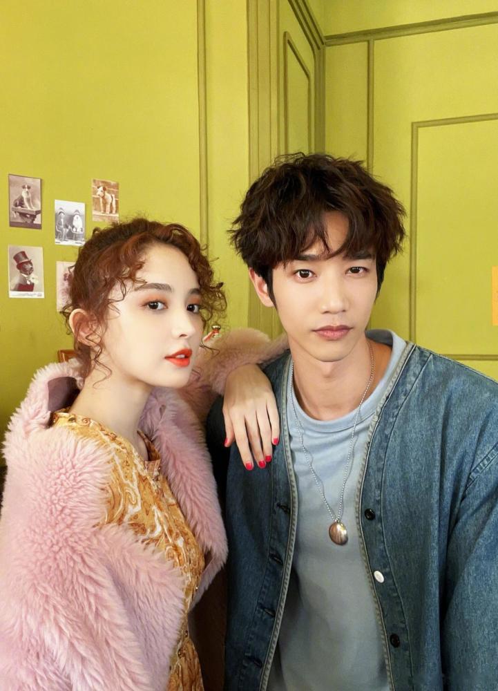 古力娜扎晒小鲜肉合影动作亲昵引起热议网友有情况