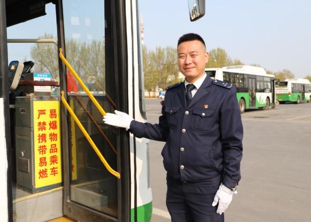 青岛公交驾驶员戴上白手套整洁仪表树立新形象