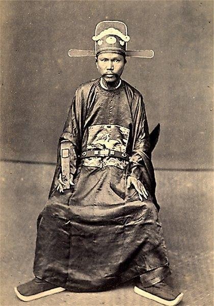 明朝灭亡150年后越南人依然穿明朝服饰,一直穿到1945年皇帝退位_腾讯