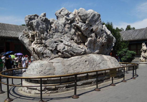 颐和园有一块石头乾隆为它67提67过字却没有人愿意与它合影