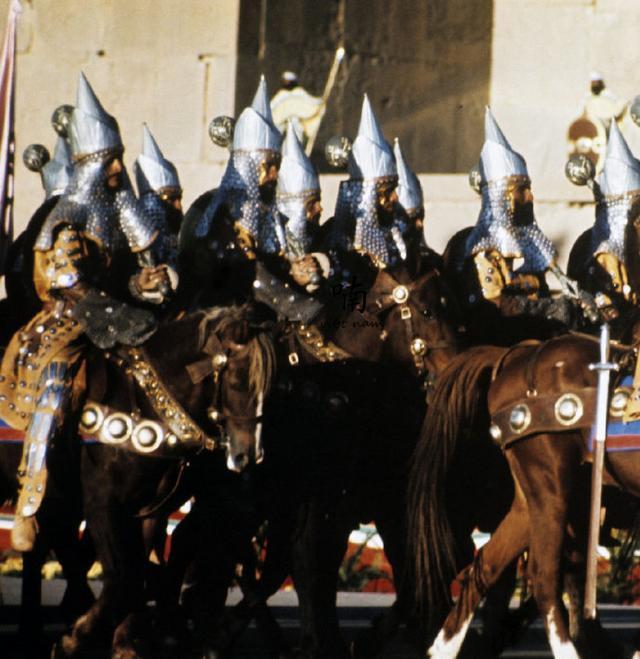 波斯帝国2500年阅兵罕见彩照:伊朗国王检阅三军,战甲和飞机很酷_腾讯