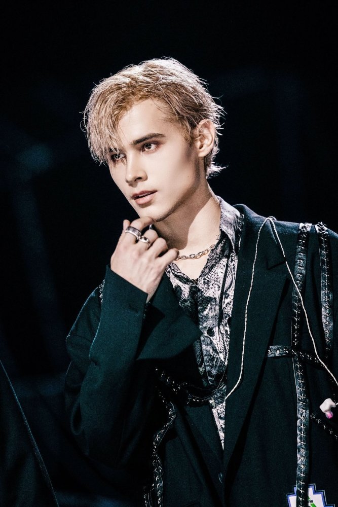 利路修手链上还挂着挖耳勺不愧是被我们龚俊老师夸赞的奇男子