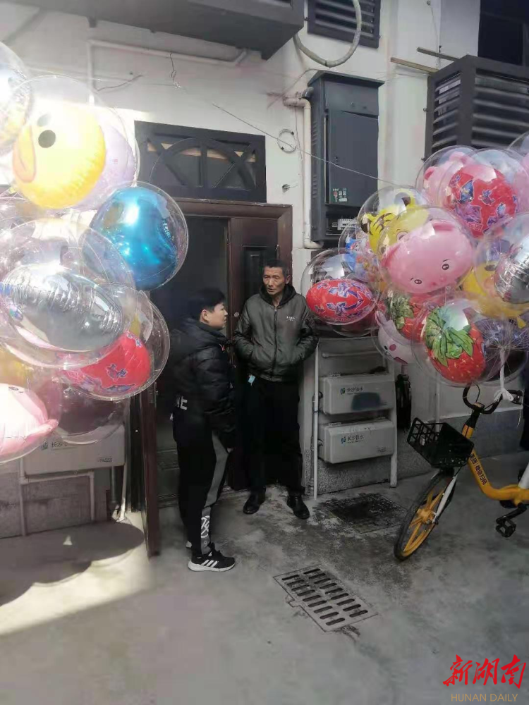 文庙坪社区成功劝阻一起非法氢气球灌装行为