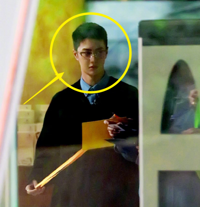 王一博戴眼镜造型好绝生图曝光后男助理的颜值却抢镜了