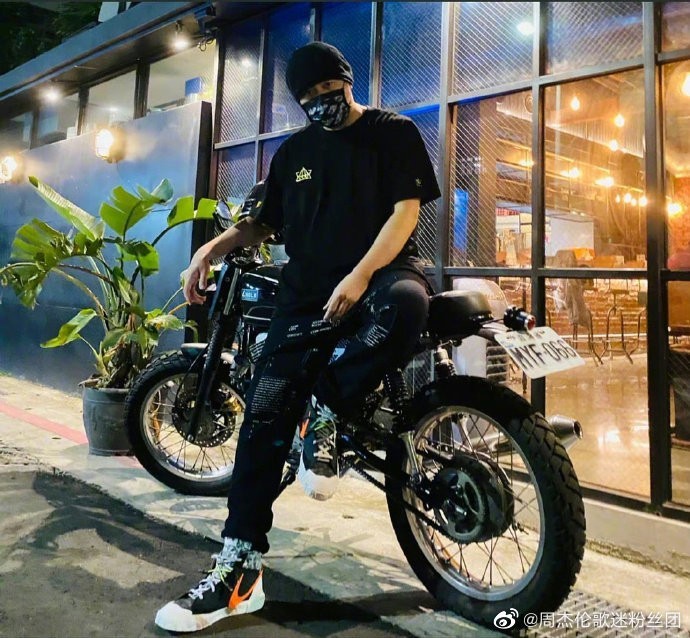 周杰伦除了歌手还是演员以及导演乐坛和影坛都有出色表现