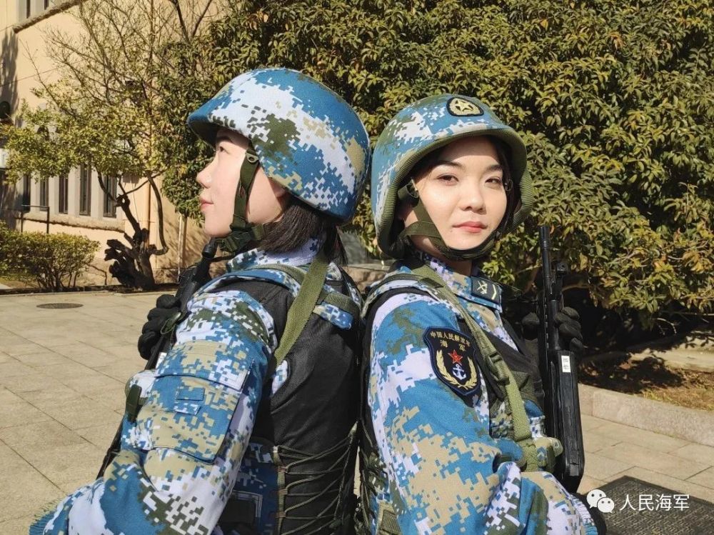 一组海军女兵军便装对比照曝光好飒