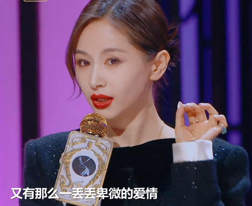 但小巧女人也是另一种美,在一档脱口秀节目中,王子文就聊到了自己初恋