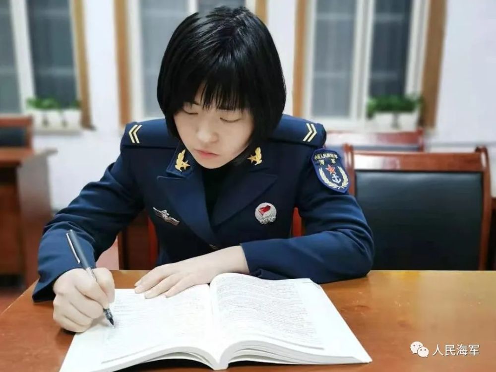 一组海军女兵军便装对比照曝光好飒