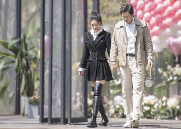 在此之前,我的记忆还停留在黄奕和陆律师的热搜里,以为黄奕在节目里