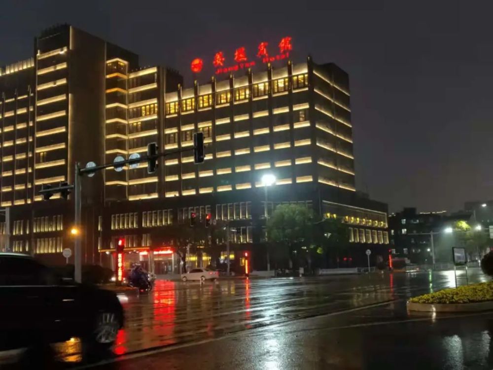 凌晨,姜堰宾馆路口蜷缩着一个"怪物"_腾讯新闻