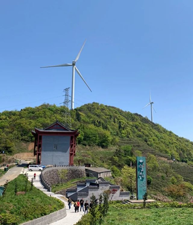 鄞州白岩山顶观最美风车公路,村口横杆一放:收费10元!