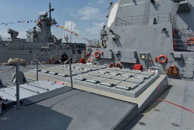 图片:"马斯廷"号前甲板上的32单元mk41导弹垂直发射井.