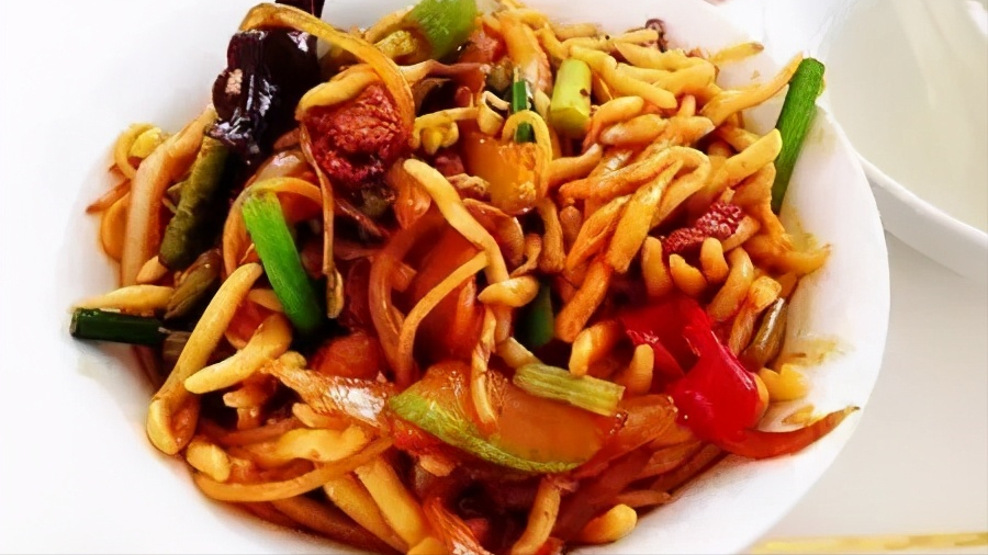 "炒炮"是张掖市的特色面食之一,因其形似鞭炮,故为此名.