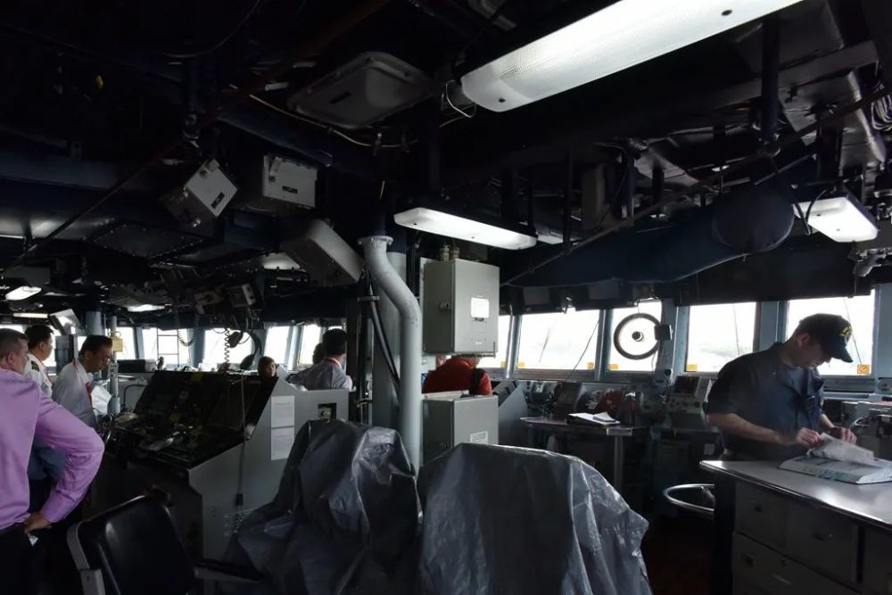 图片:"马斯挺"号舰桥内部较为昏暗,不得不在大白天开着日光灯,顶部