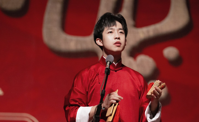 张九龄喜提德云社九队队长!对郭德纲行跪拜大礼,引发网友质疑