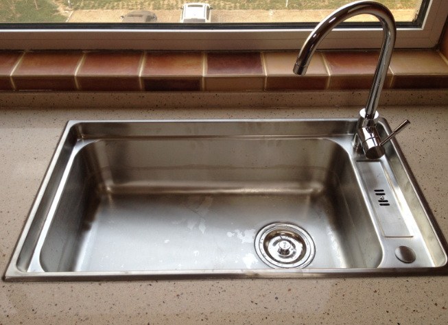 厨房水槽选什么材质 不锈钢 石材 陶瓷有什么区别 哪种更好 腾讯新闻