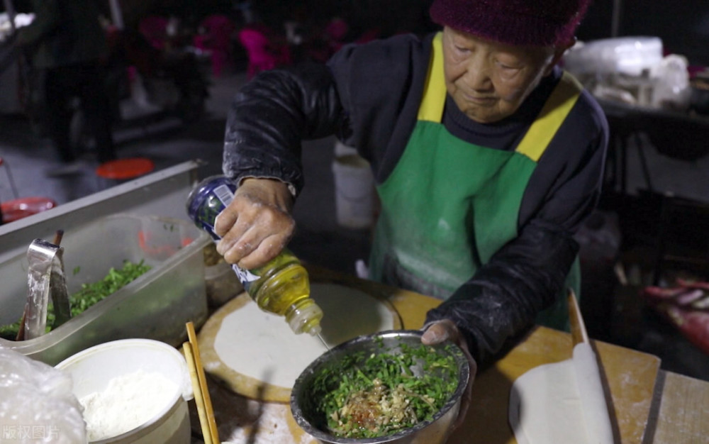 河南郑州96岁老奶奶,凌晨卖菜馍坚持30年,网友:这样的能量太正