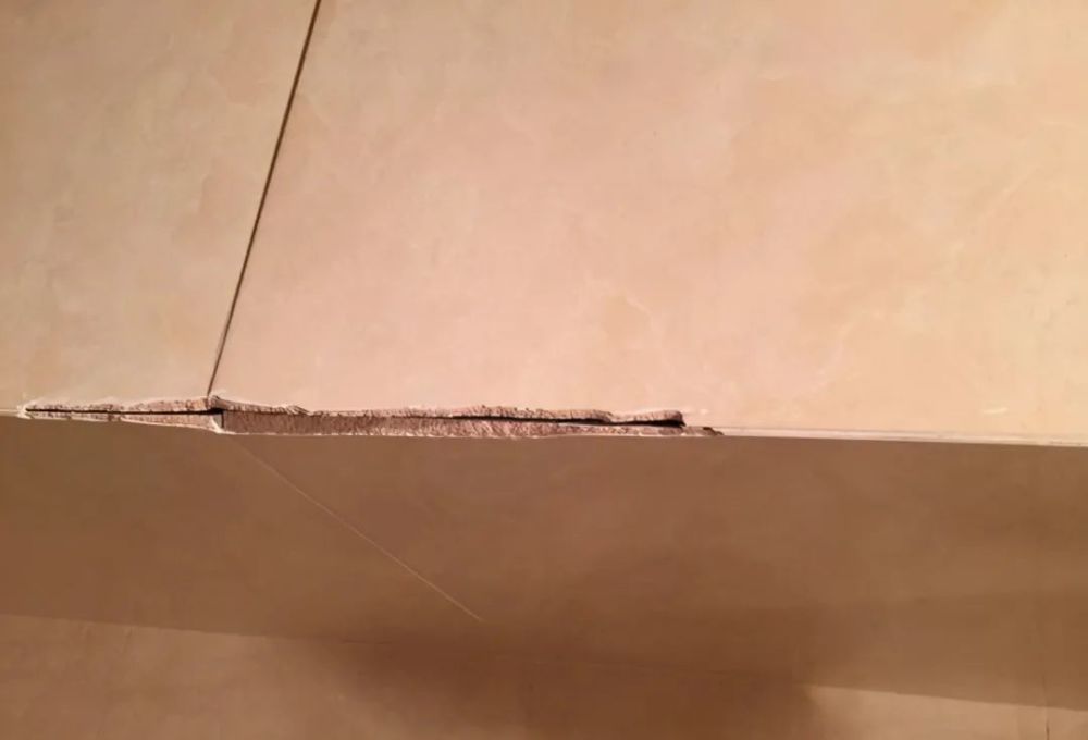 瓷砖转角如何处理?贴阳角线和做碰角,有什么区别?哪种更好?_腾讯新闻