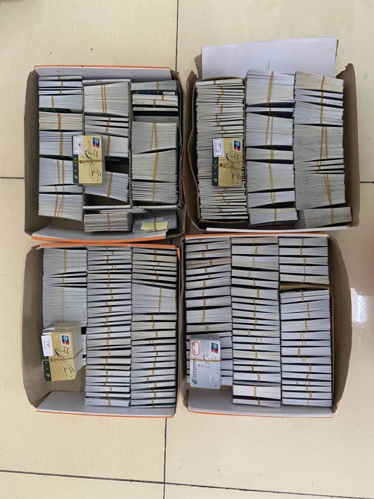 隐藏在菜市场的卡王一人名下有9207张银行卡