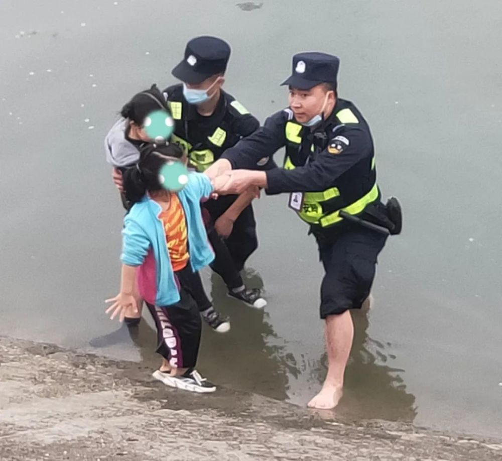 人命关天快快快犍为两名女童落水危急时刻他们火速赶到