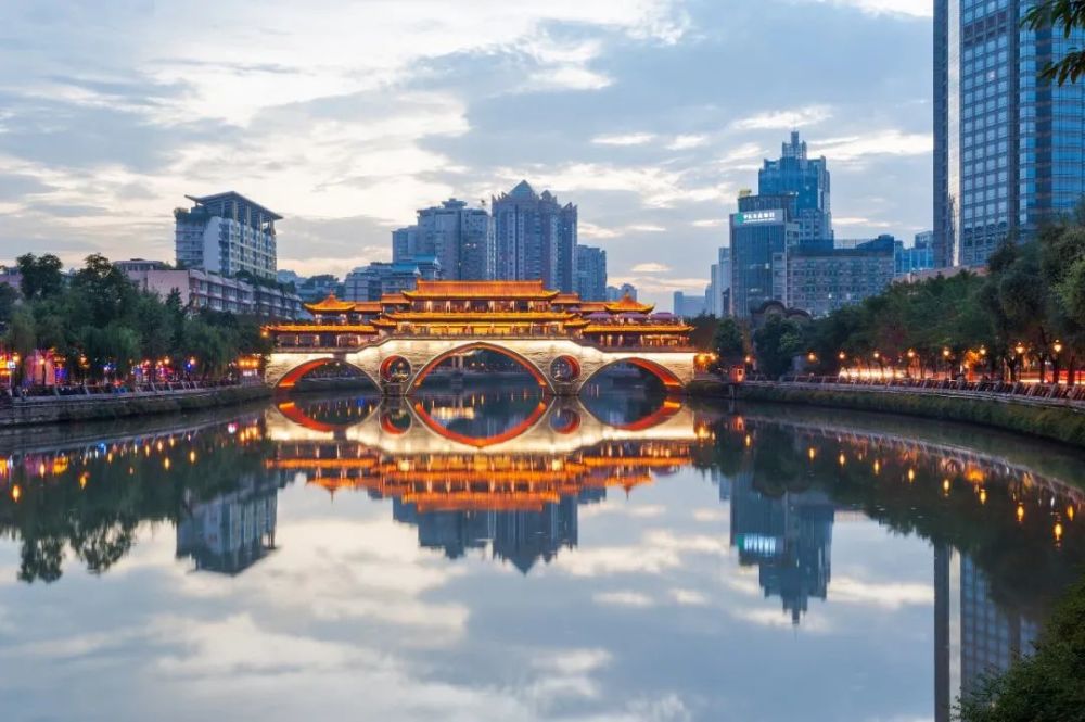 九眼桥是成都为数不多的看夜景最美的地方之一,城市的现代与古老在