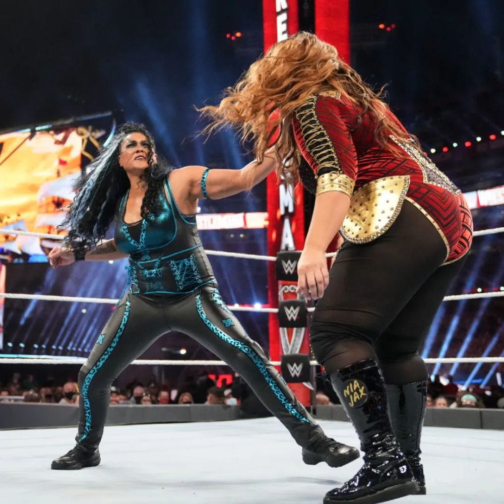 机会与塔蜜娜(tamina)娜塔莉亚(natalya)女子双打车轮战的胜利凭借在