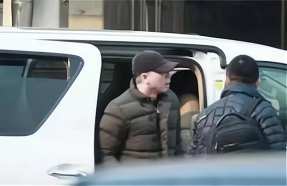 张艺谋冯小刚陈凯歌座驾价值百万郭德纲众徒弟开豪车上班