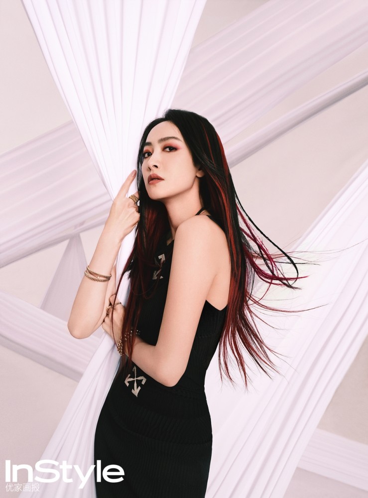 宋茜穿黑色短裙秀纤细身材挑染红发灵动抢眼