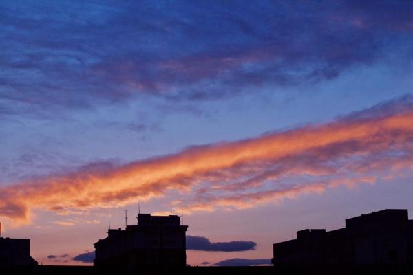 今天(4月12日)傍晚,大風吹開了陰雲,北京上空出現絕美晚霞,天空被染成