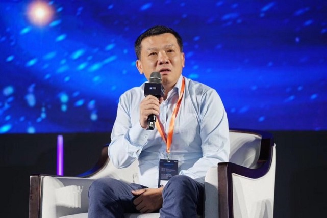 现年39岁,浙江衢州市人,现任衢州五洲特种纸业股份有限公司董事长兼总