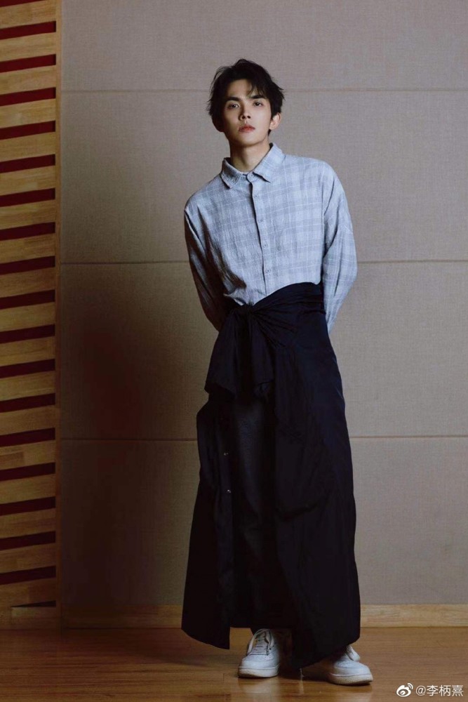 张雨绮新恋情疑曝光男方小其8岁李柄熹微博沦陷法国排到号了