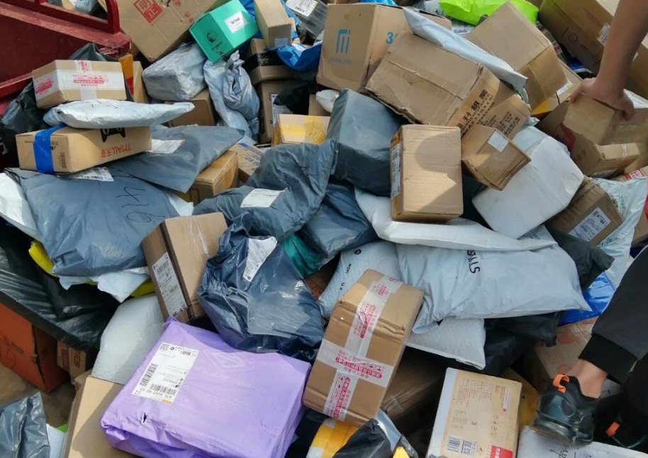 据悉,目前学校已经安排邮政,顺丰,申通,京东等快递为学生服务,学生