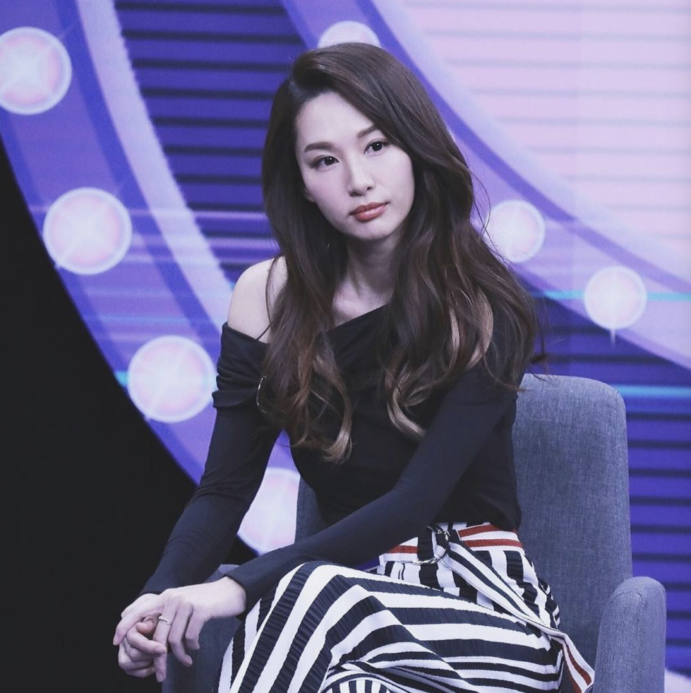 徐子珊出席关礼杰妻子生日会,淡妆仍难掩气质,退圈一年深居简出