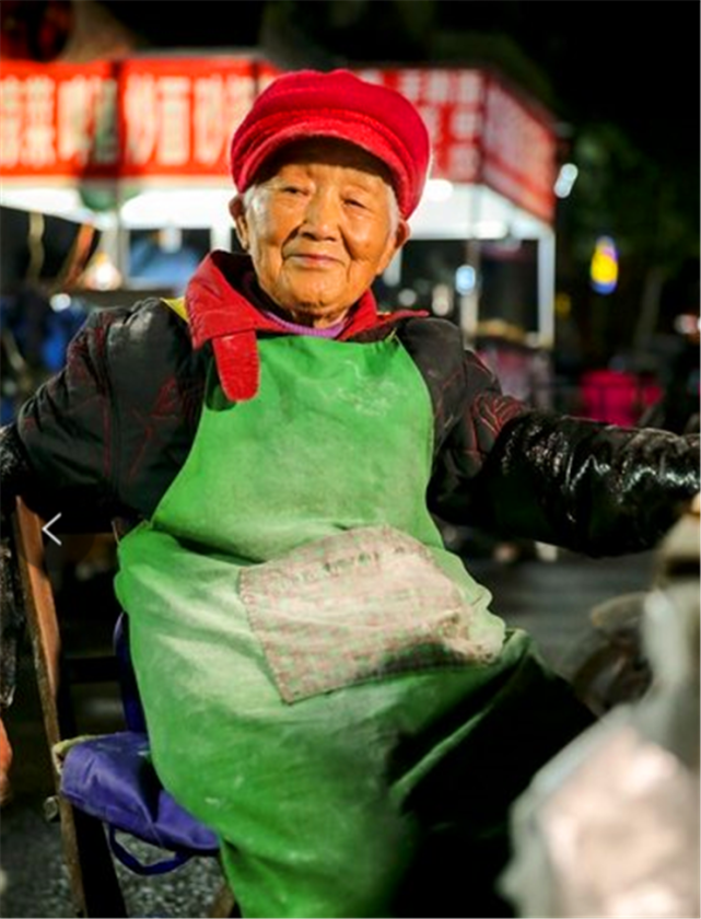 96岁老奶奶深夜摆摊卖菜馍爆红网络后看到十几位主播围住老奶奶疯狂蹭