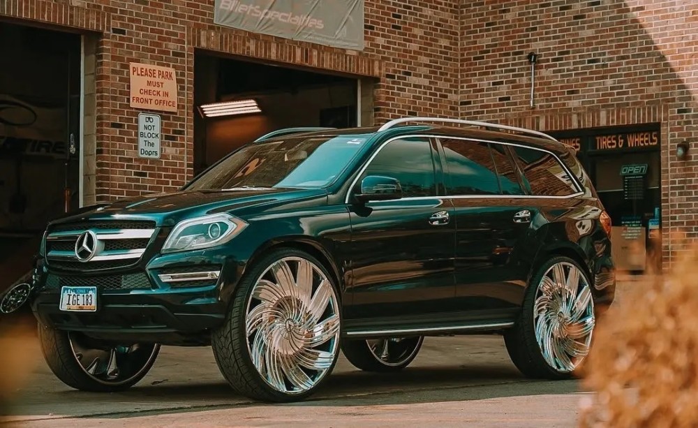 看我无敌风火轮,奔驰gl450配32寸大轮毂_腾讯新闻