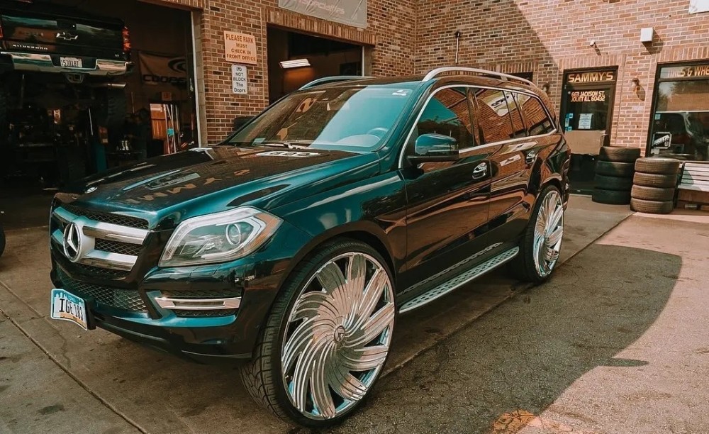 看我无敌风火轮,奔驰gl450配32寸大轮毂_腾讯新闻