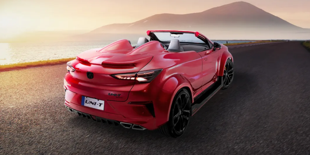 这款车型其实就是3月份已经在重庆街头展示过的长安uni-t敞篷版本