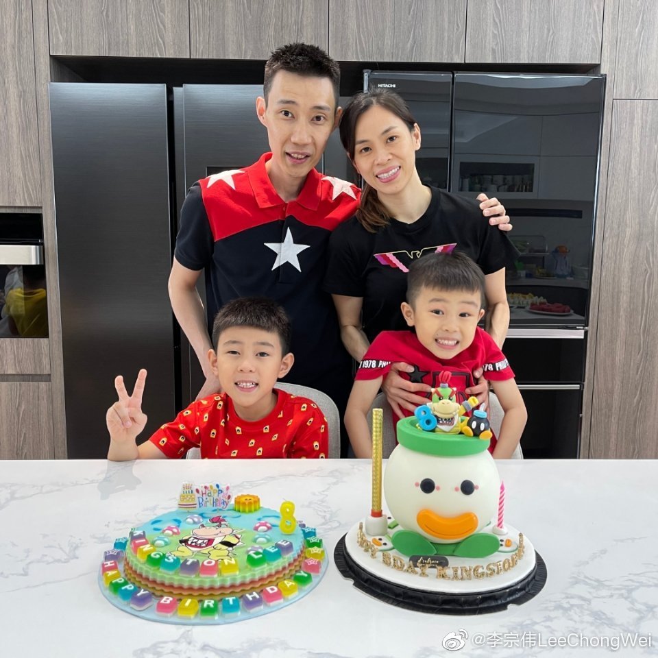 已经退役的马来西亚羽毛球名将李宗伟在4月12日晒出一家四口全家福