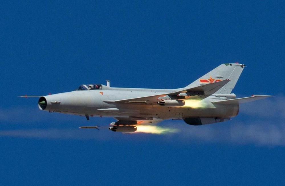 枭龙前传:歼7无用论盛行,成飞拼死一搏推出歼7e!