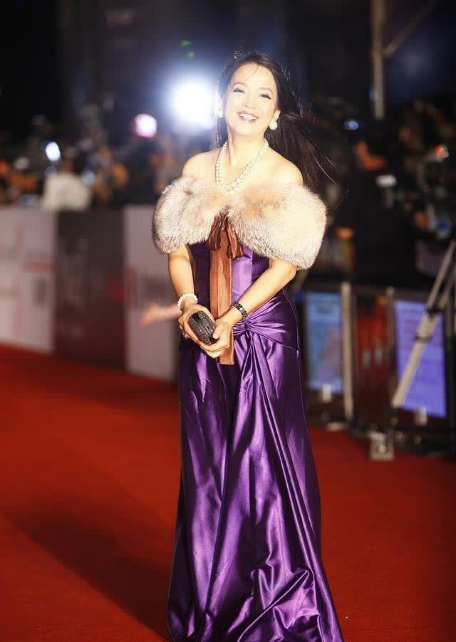 吕丽萍太适合贵妇风了化大浓妆穿紫色裙子身材窈窕还有点媚