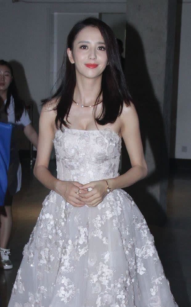 佟丽娅气质真妩媚穿抹胸裙满满女人味这身材真让人羡慕