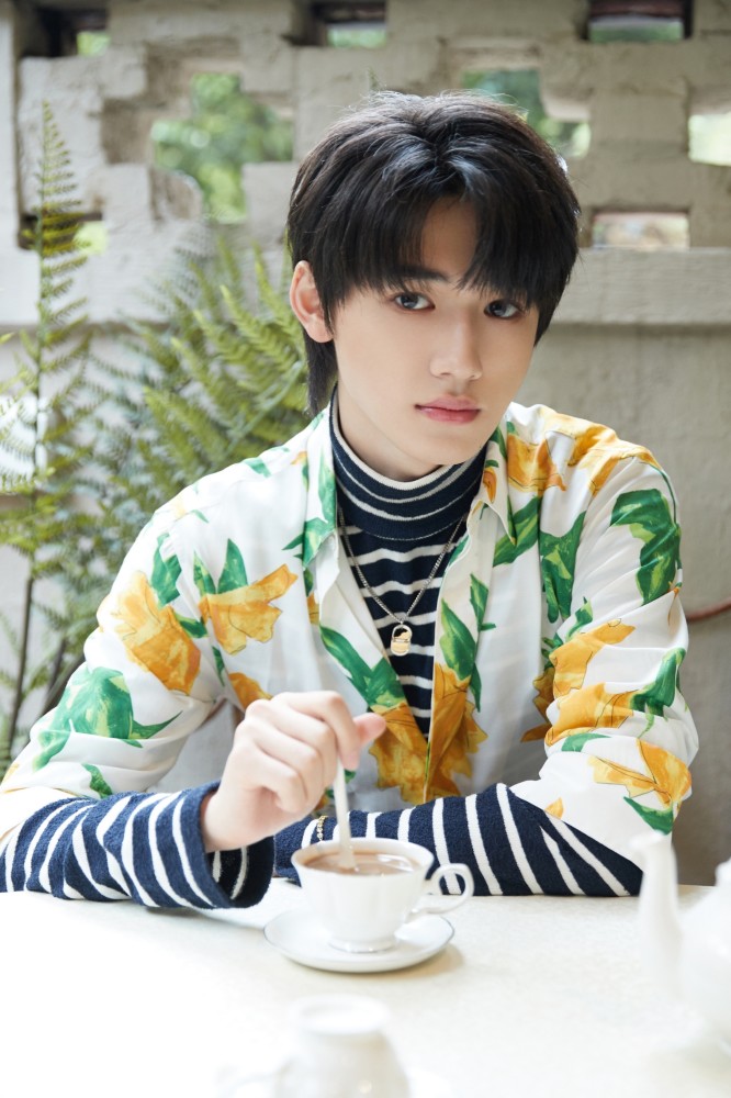 宋亚轩壁纸阳光正好