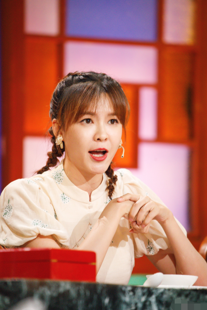 42岁主持人李艾太豪放当众和老公贴身亲吻男方捂脸表情太娇羞