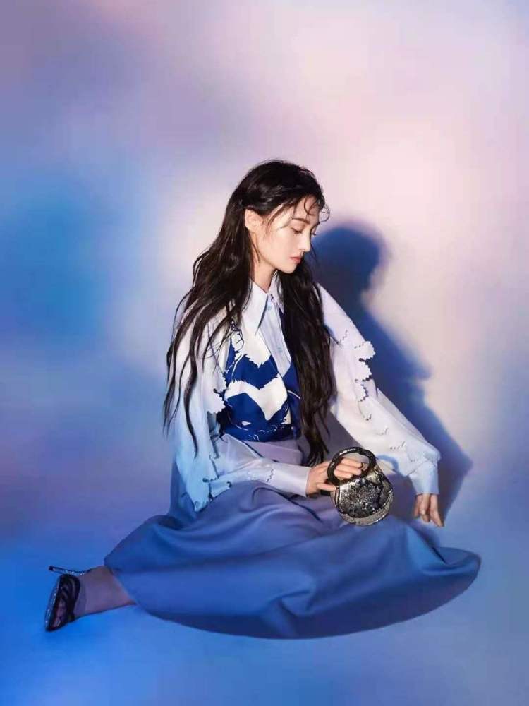 郑爽神秘朋友出现告知粉丝孩子瘦弱头发很少张恒曾帮郑爽洗脚擦脚