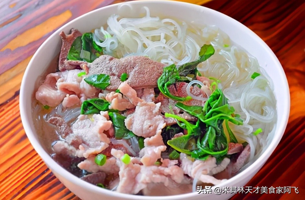 孝感瘦肉粉孝感瘦肉粉,是孝感一带备受男女老少欢迎的一道小吃,其特色