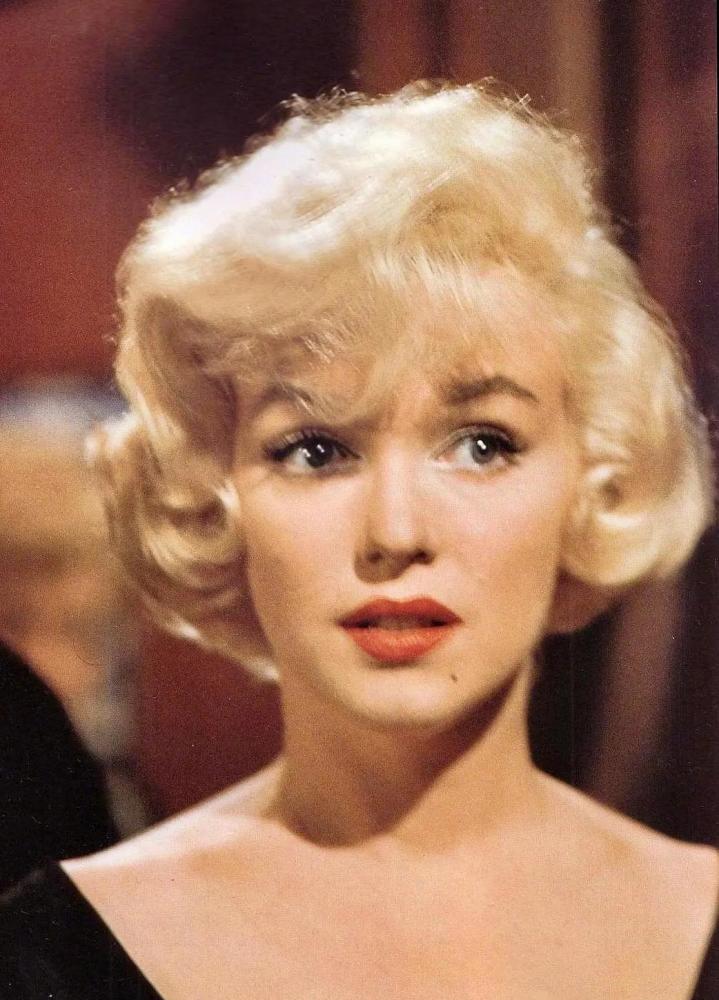 整容前的梦露彩色老照片!_腾讯新闻