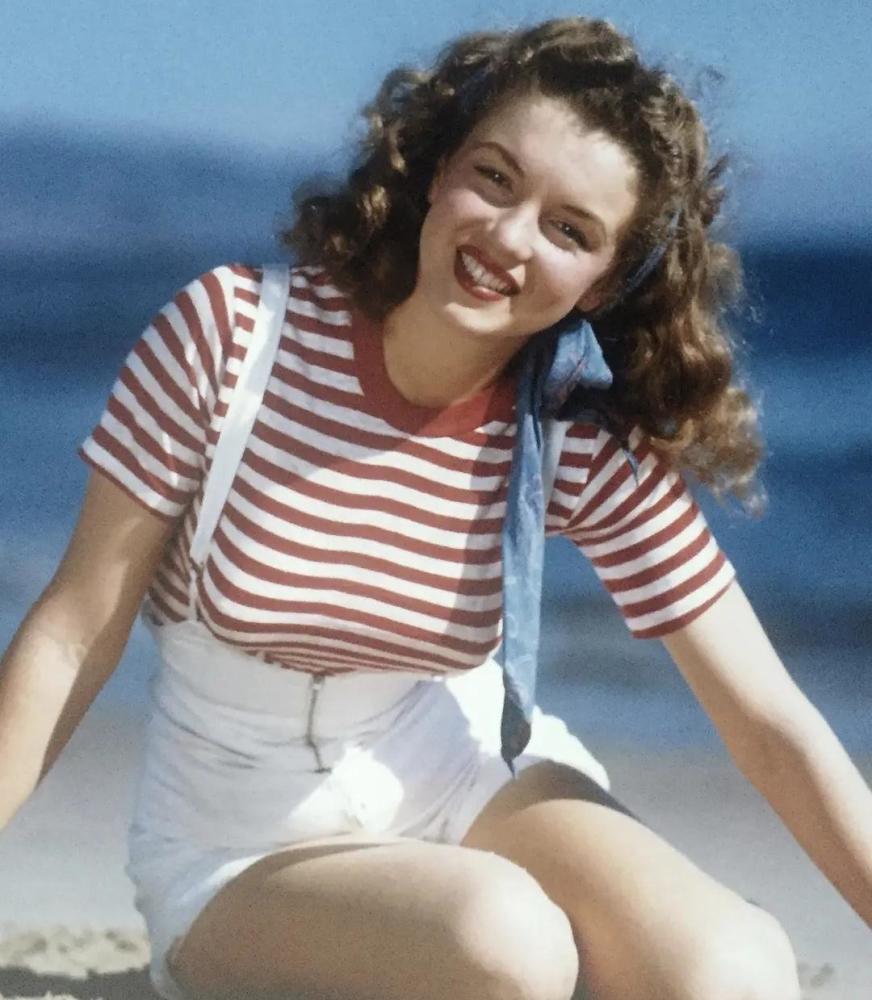 整容前的梦露彩色老照片!